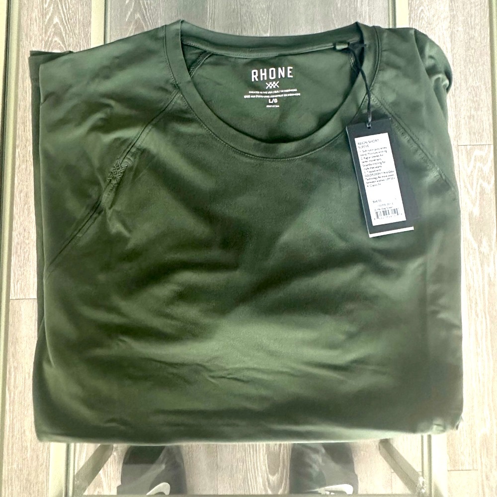 RHONE -  REIGN SHORT SLEEVE - DUFFEL BAG GREEN